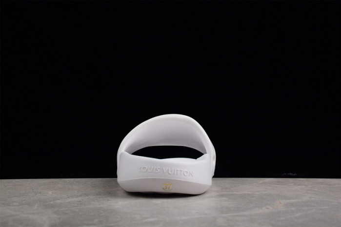 l&v slipper white 17