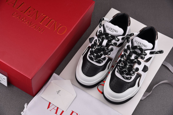 v*lentino garavani one stud sneakers m237037